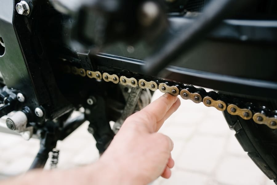 Cómo tensionar la cadena de mi motocicleta